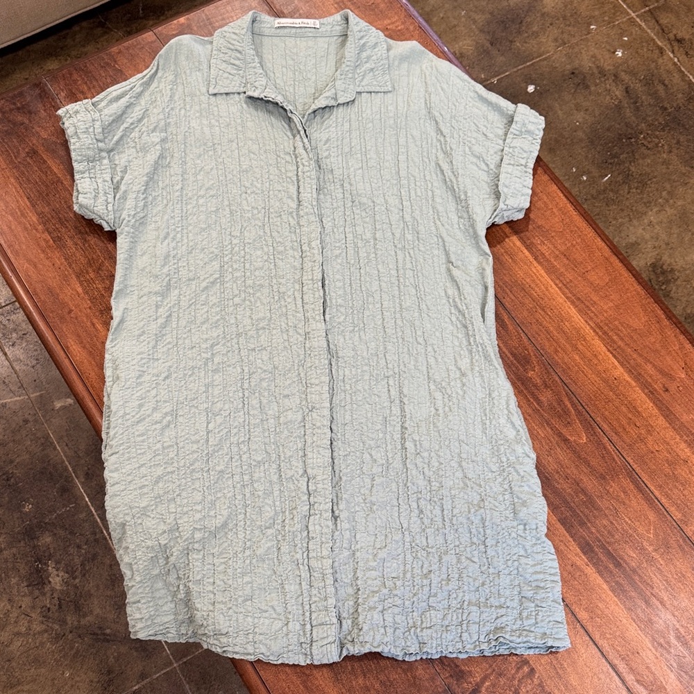 Abercrombie and Fitch Textured Button-Through Shirt
Dress size small